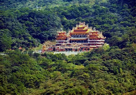  金山寺！歴史の息吹を感じられる、壮大な山腹の寺院